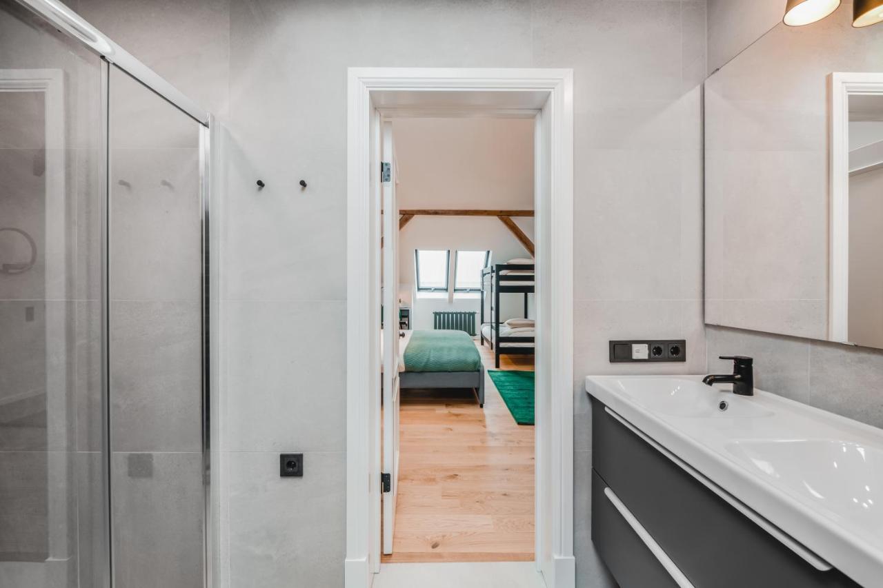 Big Design Apt - Sleeps 12 - Best Location Рига Екстериор снимка